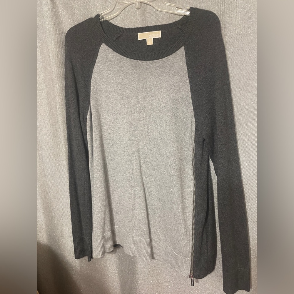 EUC Michael Kors gray and dark gray sweater
Size medium